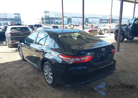 2018 Toyota Camry Le z USA, uszkodzony, nr VIN 4T1B11HK3JU083320